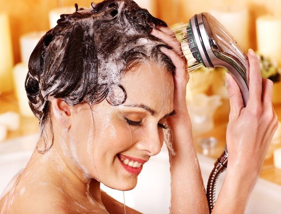 Bij psoriasis van de hoofdhuid is het noodzakelijk om te wassen met medicinale shampoo