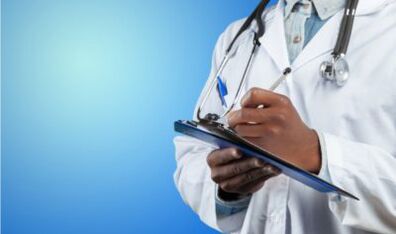 De dokter maakt een aantekening