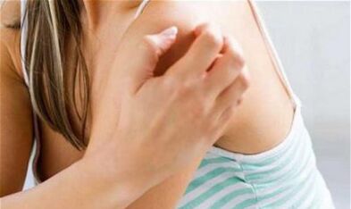 meisje dat haar schouder krabt